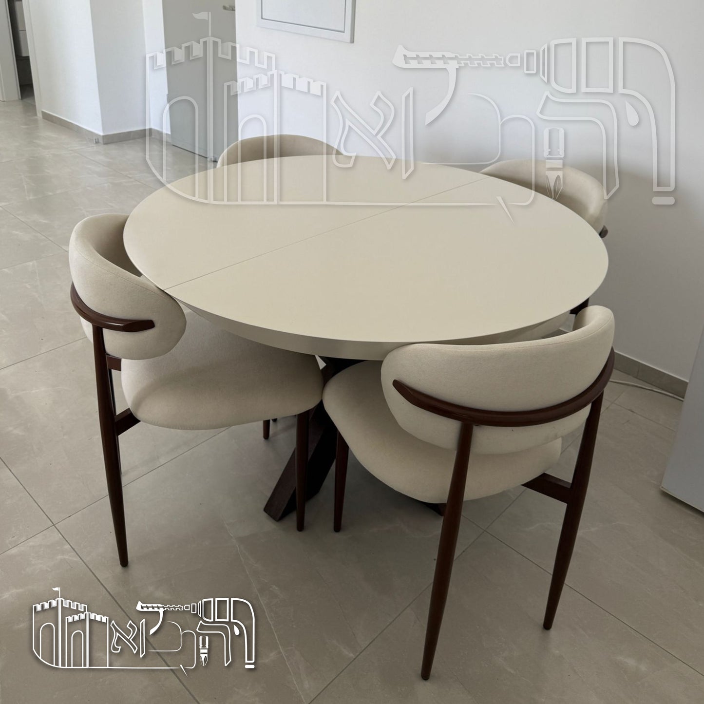 פינת אוכל מעוגלת ו-4 כיסאות עם רגלי עץ – 1001
