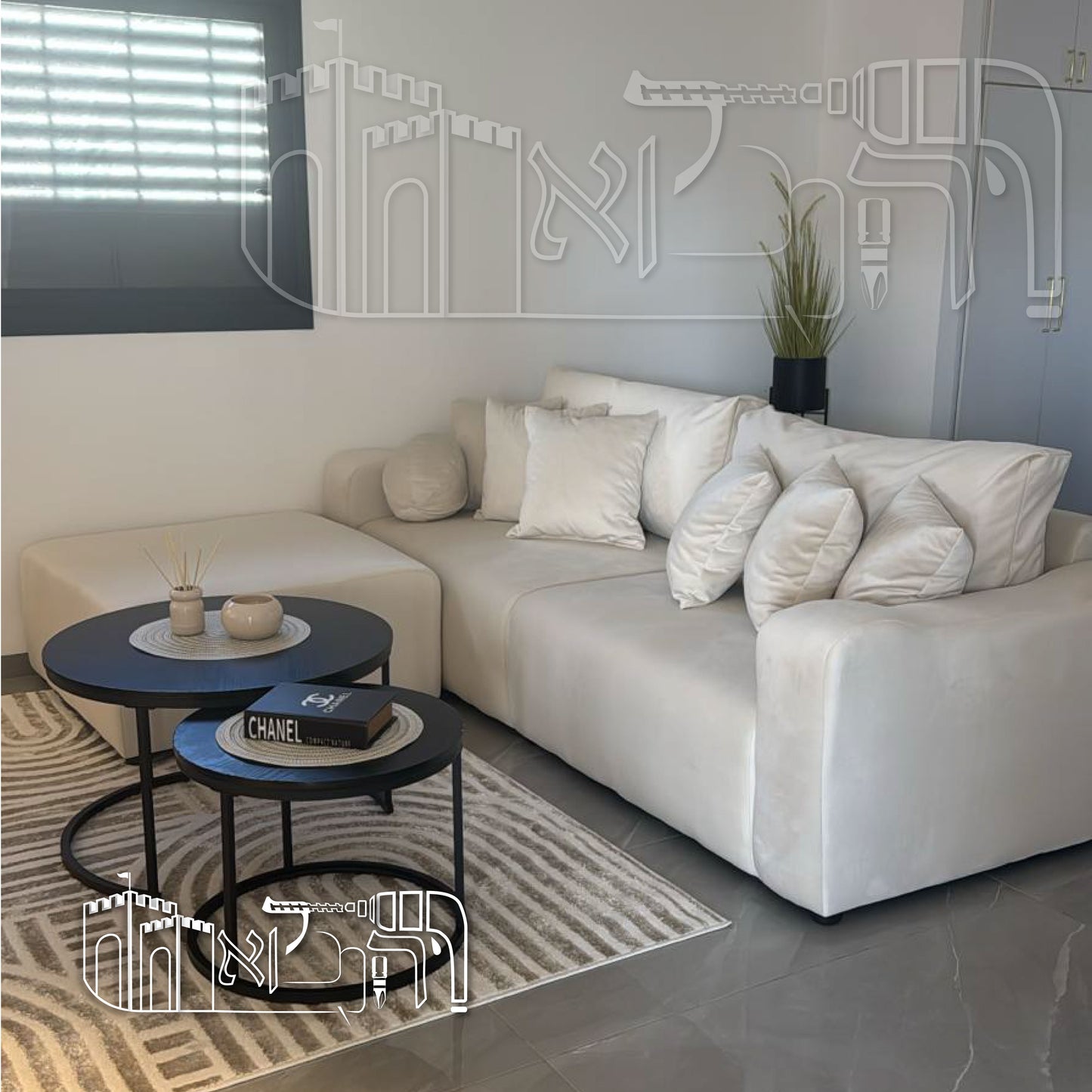 ספה, הדום בד מאנגו מס 2 ושני שולחנות סלון
